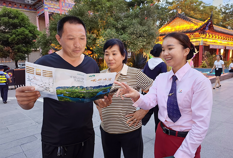 在憑祥友誼關(guān)向游客介紹景區(qū)優(yōu)惠政策.jpg