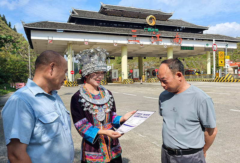 圖為柳州運營公司職工國慶假期堅守崗位，全力護航司乘出行安全.jpg