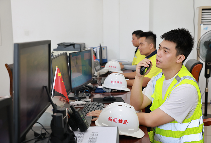 國慶期間，新港公司赤水鐵路貨場24小時值班。貨運員根據發運情況，調度裝卸車輛.jpg