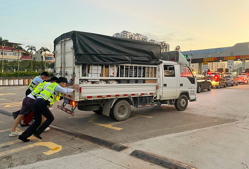 幫助故障車輛推車.jpg