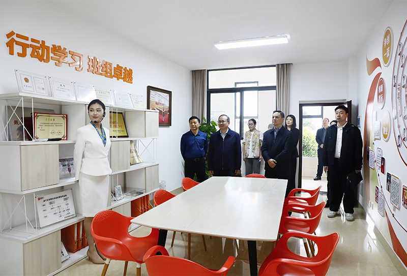 大連高級經(jīng)理學(xué)院在南寧東收費(fèi)站調(diào)研交流.jpg