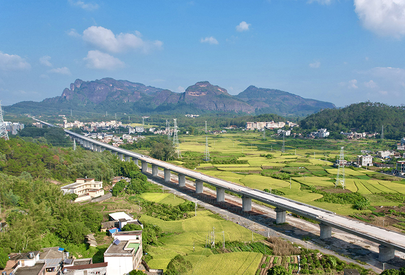 南珠高鐵玉岑段容縣跨景觀大道特大橋.jpg