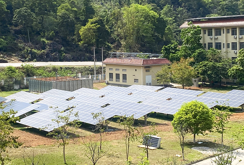 在龍邦收費(fèi)站布局太陽能光伏發(fā)電設(shè)施.jpg 在龍邦收費(fèi)站布局太陽能光伏發(fā)電設(shè)施.jpg