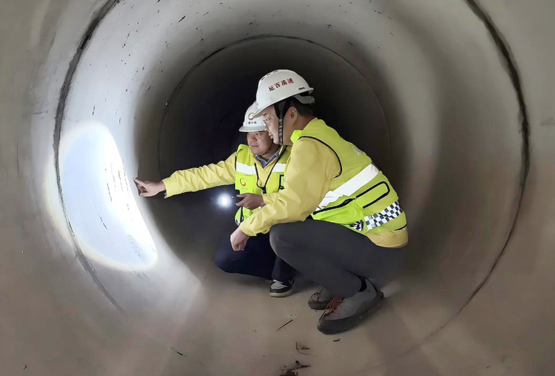 巡查隊伍對壇百高速全線路基邊坡橋涵、防洪排水設施等關鍵區(qū)域開展巡查1.jpg