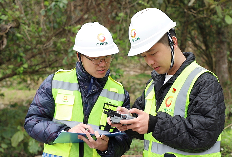 運用“無人機航拍+人工踏勘”雙軌排查技術，對高邊坡、橋梁、涵洞及防土墻實施拉網(wǎng)式篩查.jpg