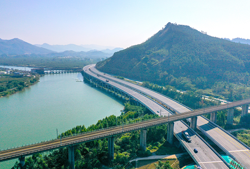 下穿衡柳高鐵的巨龍——桂林至柳州高速公路改擴建項目龍溪高架特大橋.jpg
