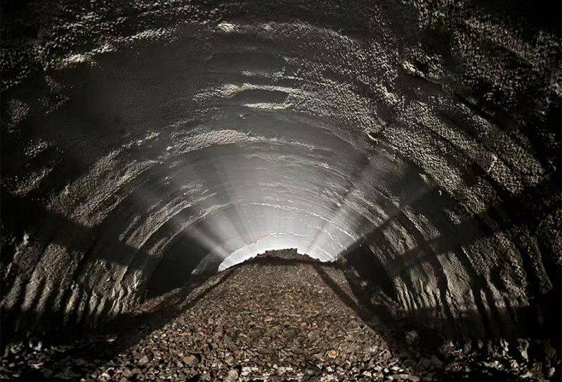 桂林至鐘山高速公路橫山隧道左洞順利貫通.jpg