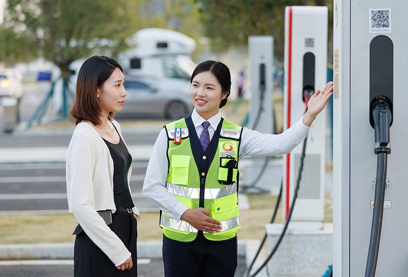 圖片1：指導司乘人員使用充電樁.jpg