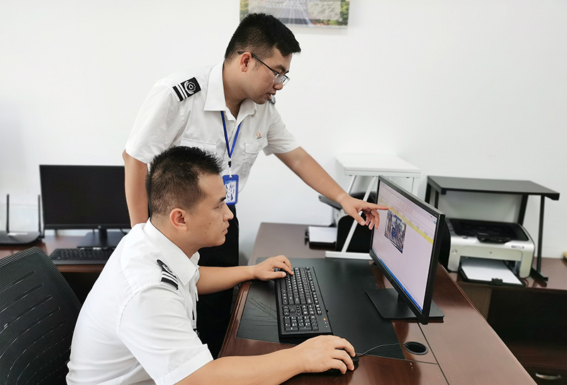 圖為稽核人員正在日常篩查數據.jpg