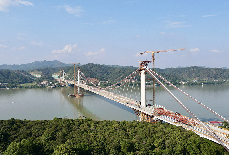 世界最大跨徑獨柱式三塔空間纜懸索橋——蒼容潯江大橋順利實現合龍(廣西交通投資集團供圖).jpg 世界最大跨徑獨柱式三塔空間纜懸索橋——蒼容潯江大橋順利實現合龍(廣西交通投資集團供圖).jpg