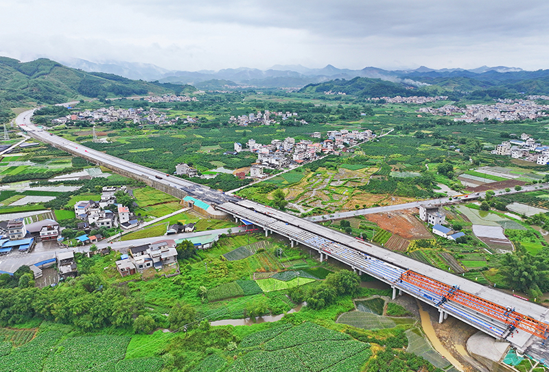 荔浦連線高速公路項(xiàng)目主線全線貫通.jpg 荔浦連線高速公路項(xiàng)目主線全線貫通.jpg