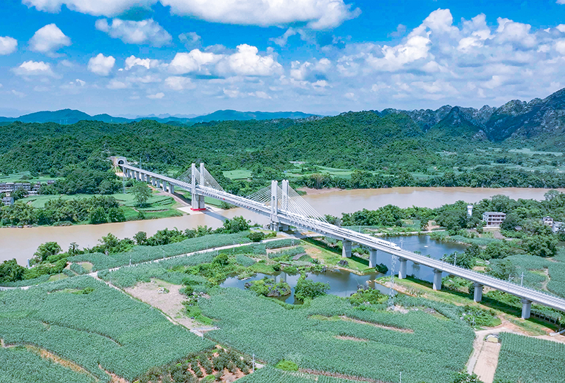 綜合檢測車駛過上金左江雙線特大橋2.jpg