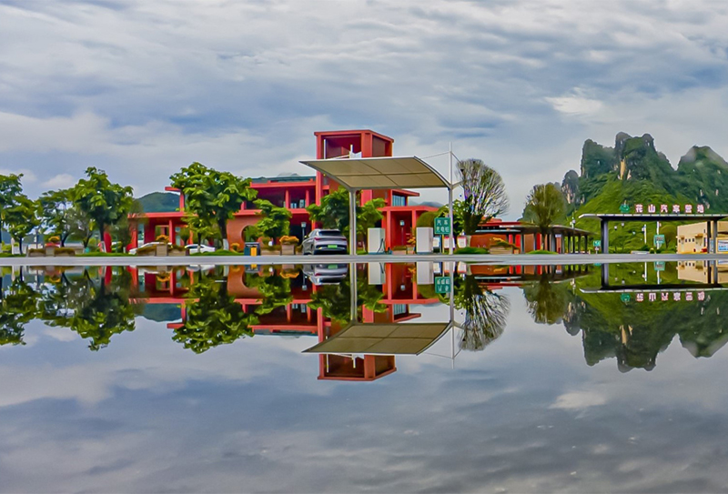 崇左公司花山服務(wù)區(qū)雨后倒影.jpg
