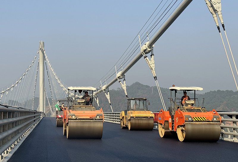 4.蒼容潯江大橋左幅超薄磨耗層SAC-8施工.jpg