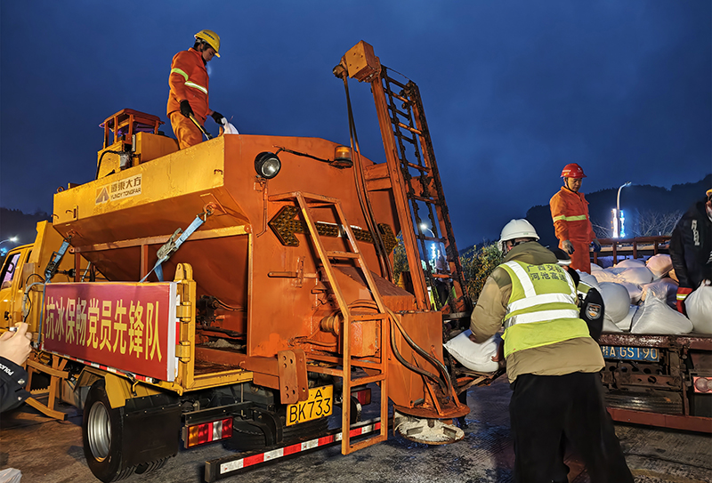 應(yīng)急突擊隊(duì)員裝載融雪劑（蒙惠琳 攝）.jpg