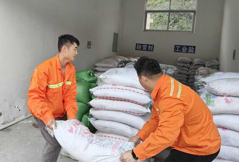 圖為應(yīng)急人員提前儲(chǔ)備工業(yè)鹽.jpg