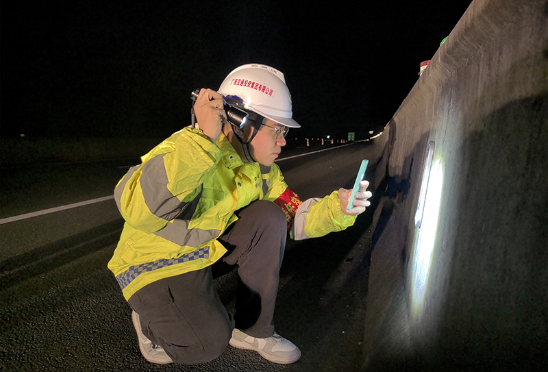 圖為應(yīng)急人員夜間查看橋面情況.jpg